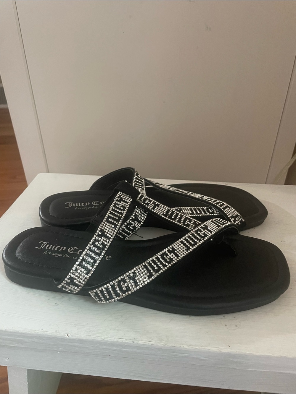 NWOT Juicy Couture Black Rhinestone-Trim Thong Sandals Size 6